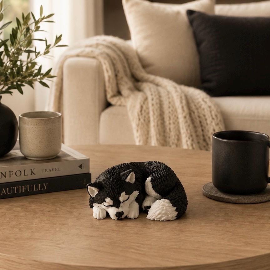 Sleeping Husky Figurine – 3D Printed Dog Desk Decor, Cozy Shelf Accent